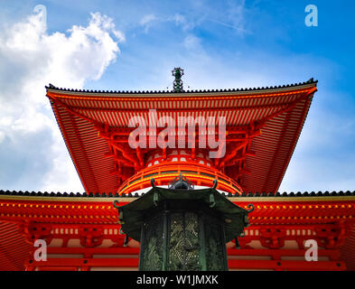 Die leuchtend rote Konpon Daito Pagode im Unesco Danjo Garan shingon Buddhismus Tempel Komplex in Koyasan, Wakayama, Japan. Ein berühmter Wallfahrtsort. Stockfoto