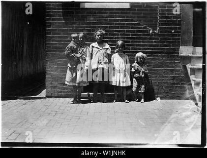 Die Kinder von Johannes Meiskell; Umfang und Inhalt: Die Kinder von John Meiskell. Sie sind jetzt 2, 5, 8, 10 und 11 Jahre alt. Im Winter von 1907, die alle (außer Baby, das war in den Hütten, wo sie arbeiteten, weil Unternehmen niemand zu Hause bleiben) erlaubt in Oyster Schalen für Peerless Oyster Co.Sie waren dann 1, 3, 6, 8, und 9 Jahre gearbeitet und wurden von der Chef um 3 Uhr verlegt, Arbeiten bis 16:00 Uhr Herr und Frau Meiskell sowohl schlechte Behandlung durch das Unternehmen berichtet, und ein Bruder sagt schlimmer Dinge über Biloxi, Fräulein Frau Meiskell sagt, Dies ist schlimmer als die Tage des s Stockfoto