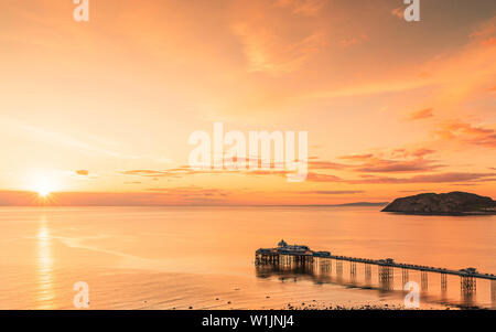 Sonnenaufgang am Pier von Llandudno, NORTH WALES Stockfoto