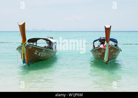 Zwei traditionelle Long-tail Boote auf kristallklarem Wasser Koh Lipe, Thailand Sommer Reiseziel Stockfoto