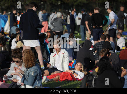 Menschen in Wimbledon Park an Tag drei der Wimbledon Championships in der All England Lawn Tennis und Croquet Club, London. Stockfoto