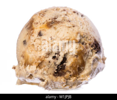 Einzelne Kugel Vanille - Karamell - brownie Eis auf weißem Hintergrund Vorderansicht isoliert Stockfoto