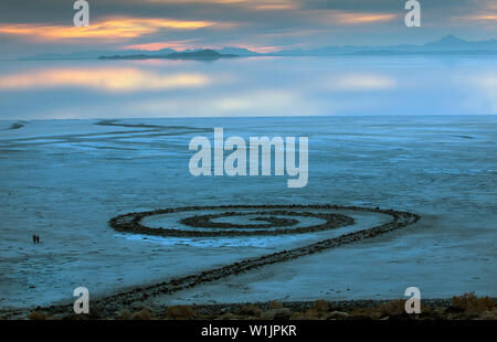 Der Himmel füllt sich mit Pastelltönen wie die Sonne über dem See. Spiral Jetty im Großen Salzsee in Utah gilt als eines der größten Werke des Bildhauers Ro Stockfoto