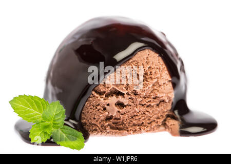 Eis: eine Kugel Schokoladeneis mit Schokoladensauce und Minze auf weißem Hintergrund Stockfoto