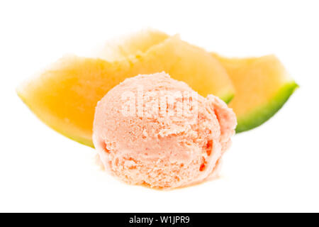 Eis: Melone Eis Ball mit Melone Schichten auf weißem Hintergrund Stockfoto