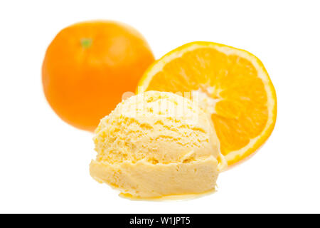Orange Eisportionierer mit Orangen auf weißem Hintergrund Stockfoto