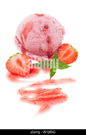 Eine Kugel Erdbeereis mit Minze und Erdbeer Püree auf weißem Hintergrund Stockfoto