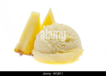 Eine Kugel Eis mit Ananas Stücke Ananas von vorne Seitenansicht auf weißem Hintergrund Stockfoto