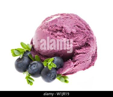 Eine Kugel Eis mit Heidelbeeren Heidelbeeren auf weißem Hintergrund Stockfoto