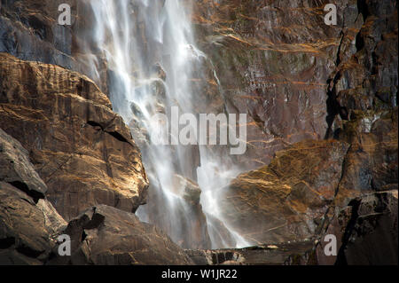 Wasser ergiesst sich vergangenen Goldenen Felsen, der Wind bläst die Nebel, die an Formen der weissen an Bridal Vail Valls in Yosemite National Park. (C) 2015 Tom Kelly Stockfoto