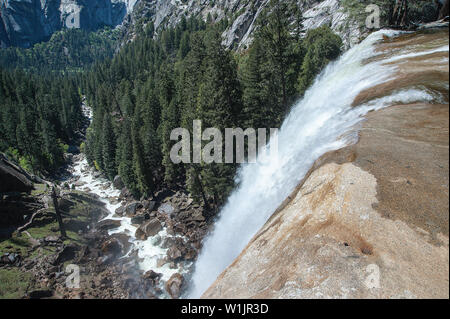 Wasser stürzt 317 Meter hinunter ins Tal der Merced River in Kaskaden über Vernal Falls Yosemite National Park. (C) 2015 Tom Kelly Stockfoto