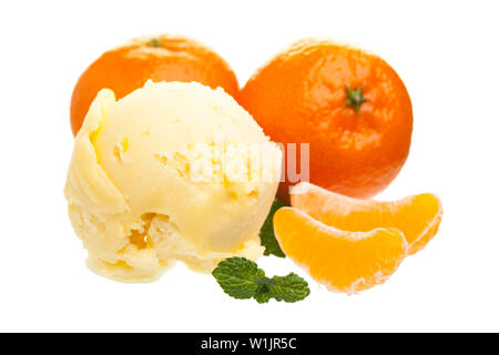 Tangerine Eisportionierer vor Mandarinen auf weißem Hintergrund Stockfoto
