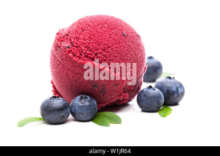 Eine Kugel Eis mit Heidelbeeren Heidelbeeren auf weißem Hintergrund Stockfoto