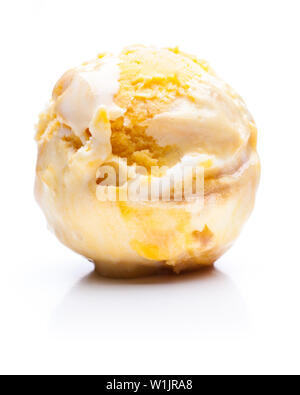 Eine Kugel Aprikose Eis auf weißem Hintergrund Stockfoto