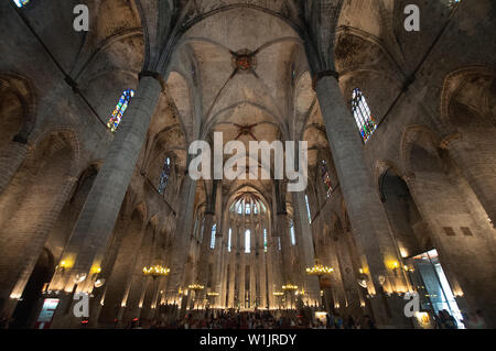 Das Innere der Santa Maria del Mar trägt noch die dunklen Wände und Decken, links von seinem brennenden im Bürgerkrieg 1936 in Barcelona. (C) 2014 Stockfoto