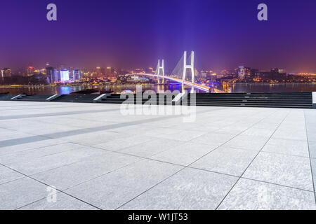 Leeres quadrat Stock und Brücke Gebäude in der Nacht in Shanghai, China Stockfoto