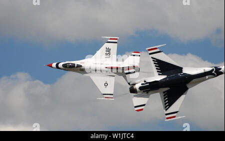 Die Leitung und den gegnerischen solo Fliegen innerhalb der Füße in hoher Geschwindigkeit, mit Kopf, da die Air Force Thunderbirds F-16 an den 2009 Luft Sho durchführen Stockfoto