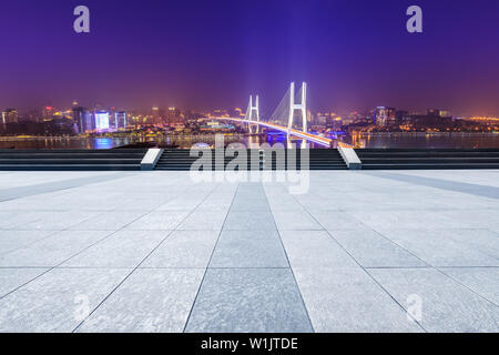 Leeres quadrat Stock und Brücke Gebäude in der Nacht in Shanghai, China Stockfoto