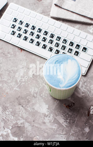 Eine Tasse blau Matcha Tee. Ansicht von oben. Stockfoto