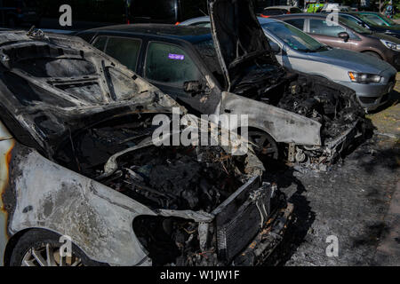 Berlin, Deutschland. 03 Juli, 2019. Zwei ausgebrannte Autos sind im Hansaviertel auf Bartningallee entfernt. Insgesamt wurden fünf Autos in Brand es während der Nacht. Die Polizei geht von Brandstiftung. Letzte Nacht, sechs Fahrzeuge wurden bereits auf Feuer in Berlin. Credit: Paul Zinken/dpa/Alamy leben Nachrichten Stockfoto