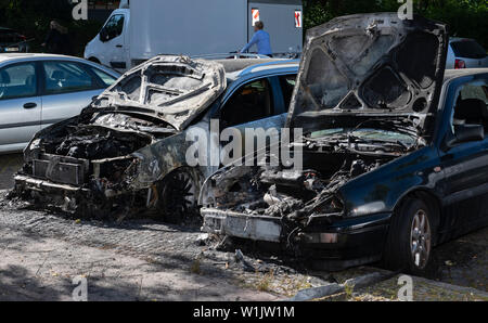 Berlin, Deutschland. 03 Juli, 2019. Zwei ausgebrannte Autos sind im Hansaviertel auf Bartningallee entfernt. Insgesamt wurden fünf Autos in Brand es während der Nacht. Die Polizei geht von Brandstiftung. Letzte Nacht, sechs Fahrzeuge wurden bereits auf Feuer in Berlin. Credit: Paul Zinken/dpa/Alamy leben Nachrichten Stockfoto