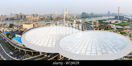 Leeres quadrat Plattform und Brücke Gebäude in Shanghai, China Stockfoto