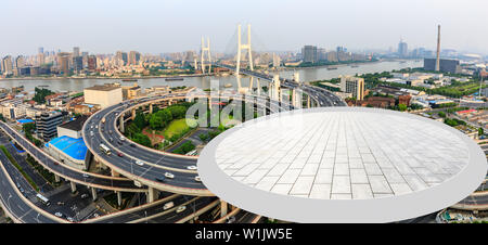 Leeres quadrat Plattform und Brücke Gebäude in Shanghai, China Stockfoto