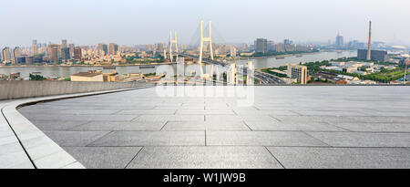 Leeres quadrat Stock und Brücke Gebäude in Shanghai, China Stockfoto