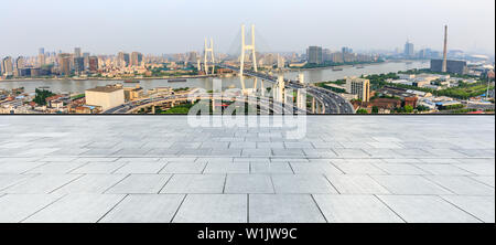 Leeres quadrat Stock und Brücke Gebäude in Shanghai, China Stockfoto