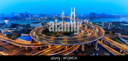 Schöne Nanpu Brücke bei Dämmerung, überquert den Fluss Huangpu, Shanghai, China Stockfoto