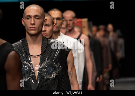 Berlin, Deutschland. 02 Juli, 2019. Richert Beil zeigen an MBFW Berlin 2019. Credit: Beata Siewicz/Pacific Press/Alamy leben Nachrichten Stockfoto