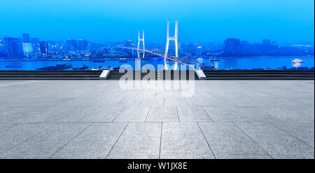 Leeres quadrat Stock und Brücke Gebäude in der Nacht in Shanghai, China Stockfoto