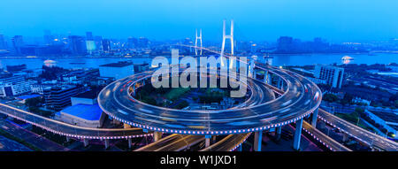 Schöne Nanpu Brücke bei Dämmerung, überquert den Fluss Huangpu, Shanghai, China Stockfoto