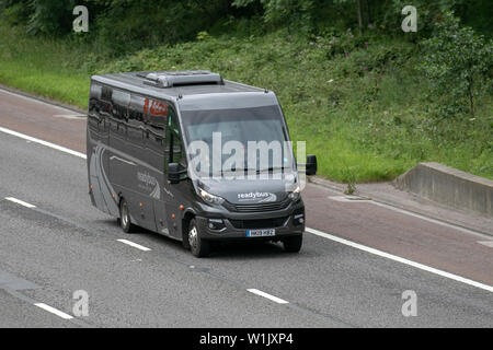 READY BUS Iris. Bus Täglich (Meine 2014); Executive Bus mieten; M 6, Lancaster, UK; Verkehr, Transport, moderne, Lieferwagen, Nord - Auf der 3 spurigen Autobahn gebunden. Stockfoto