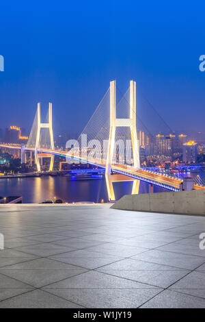 Leeres quadrat Stock und Brücke Gebäude in der Nacht in Shanghai, China Stockfoto