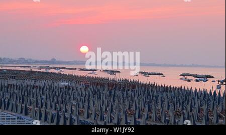 Luftaufnahme der Romagna Küste mit den Stränden von Riccione, Rimini und Cattolica bei Sonnenuntergang Stockfoto