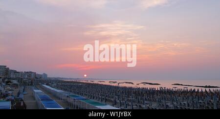 Luftaufnahme der Romagna Küste mit den Stränden von Riccione, Rimini und Cattolica bei Sonnenuntergang Stockfoto