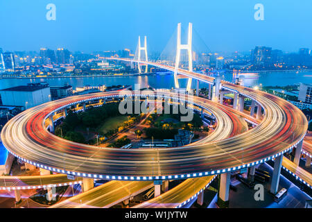 Schöne nanpu Bridge bei Nacht, überquert den Fluss Huangpu, Shanghai, China Stockfoto