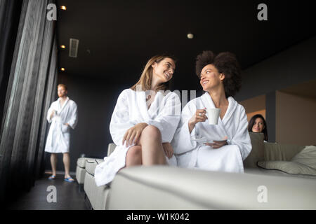 Portrait von Happy fröhliches Mädchen in Robe sprechen mit ihrem Freund Stockfoto