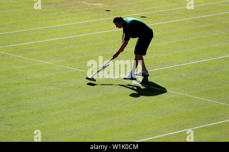 Mitarbeiter des Center Court bereiten vor Tag drei der Wimbledon Championships in der All England Lawn Tennis und Croquet Club, Wimbledon. Stockfoto