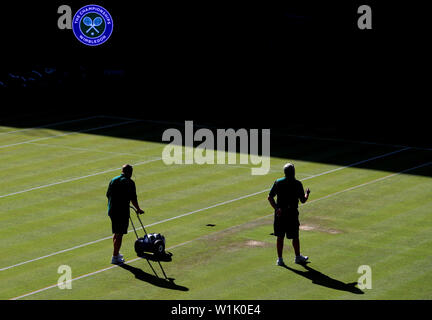 Das Bodenpersonal bereitet vor dem dritten Tag der Wimbledon Championships im All England Lawn Tennis and Croquet Club, Wimbledon, den Mittelplatz vor. Stockfoto