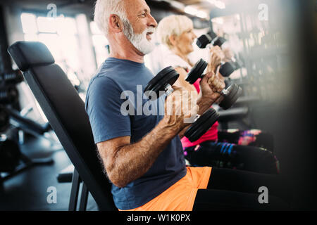 Portrait von Senior Paar trainieren im Fitnessraum Stockfoto