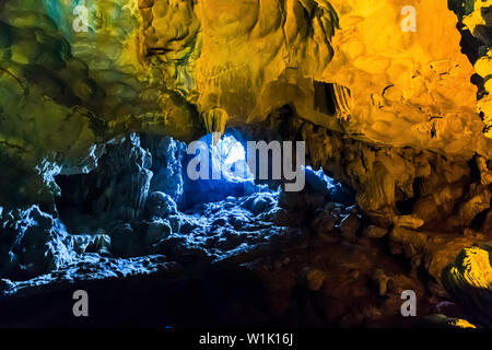 Bunte Beleuchtung in Dau Go Höhle in Halong Bucht, Vietnam Stockfoto