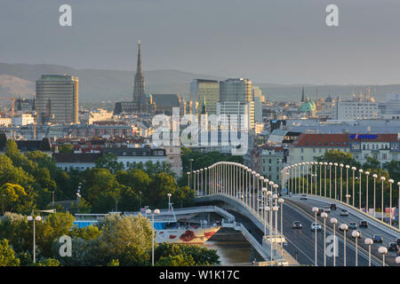 Wien, Wien: Bridge Reichsbrücke, Donau, Dom Stephansdom, Stadtzentrum, Kreuzfahrtschiff in 00. Übersicht, Wien, Österreich Stockfoto