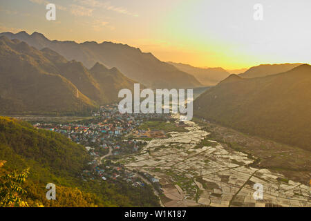 Sonnenuntergang über Mai Chau Tal, Hoa Binh Provinz, Vietnam Stockfoto
