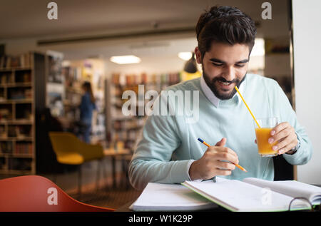 Glückliche Schüler Vorbereitung Prüfung und Lehren in der Hochschule Bibliothek Stockfoto