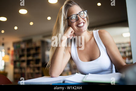 Schöne student Frau Studium und Lernen an der Hochschule Stockfoto