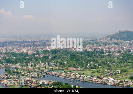 Anzeigen von Srinagar Stadt von Shankaracharya Hill in Jammu und Kaschmir, Indien. Stockfoto