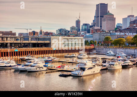 Montreal, Kanada - Juni, 2018: Luxus Yachten im Hafen verankert d'escale Marina im alten Hafen, Montreal, Quebec, Kanada. Editorial. Stockfoto