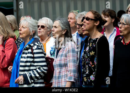 Eine Gemeinschaft Chor an der Leamington Peace Festival, Leamington Spa, Großbritannien singen Stockfoto